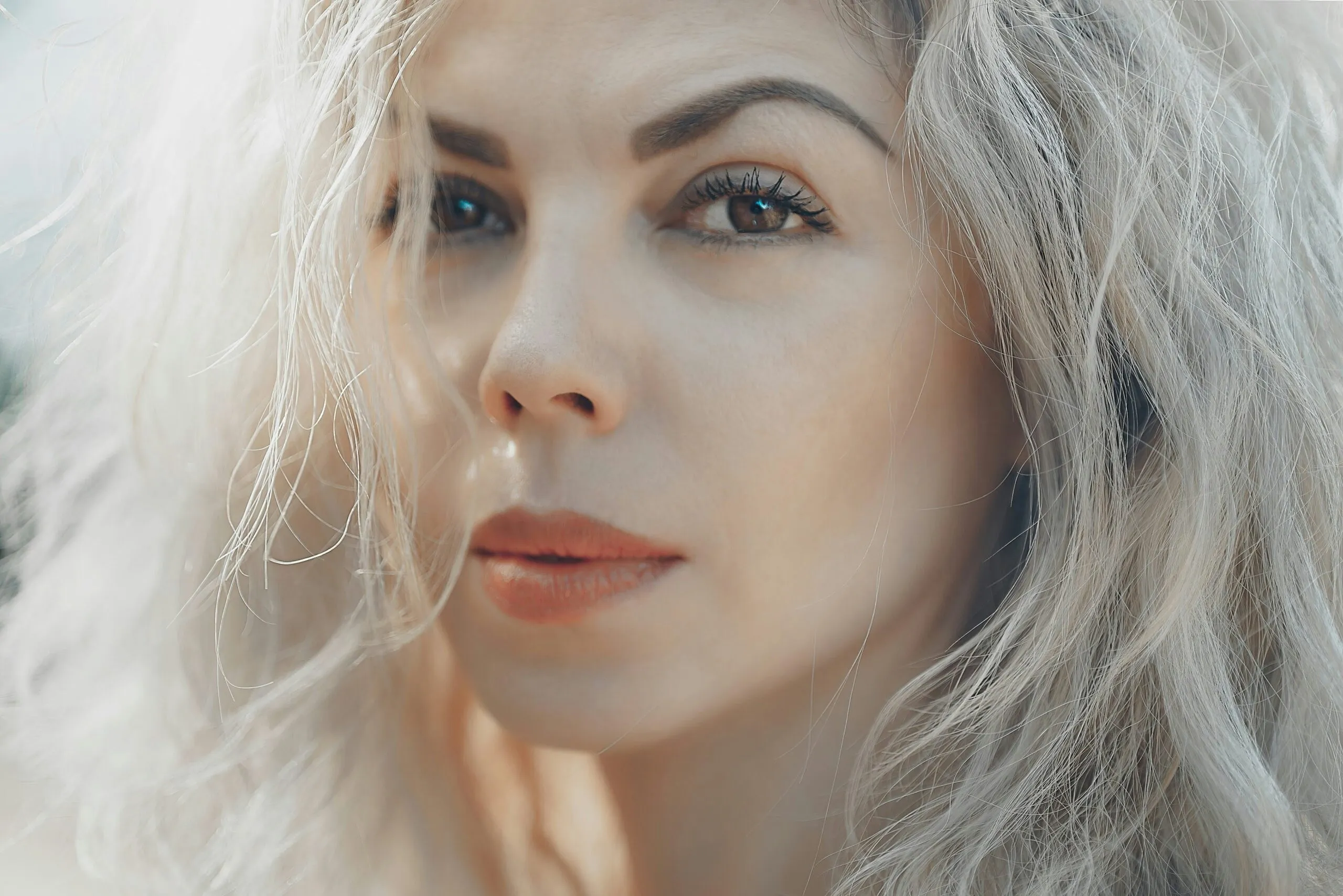 Mechas Platinadas para Morenas
