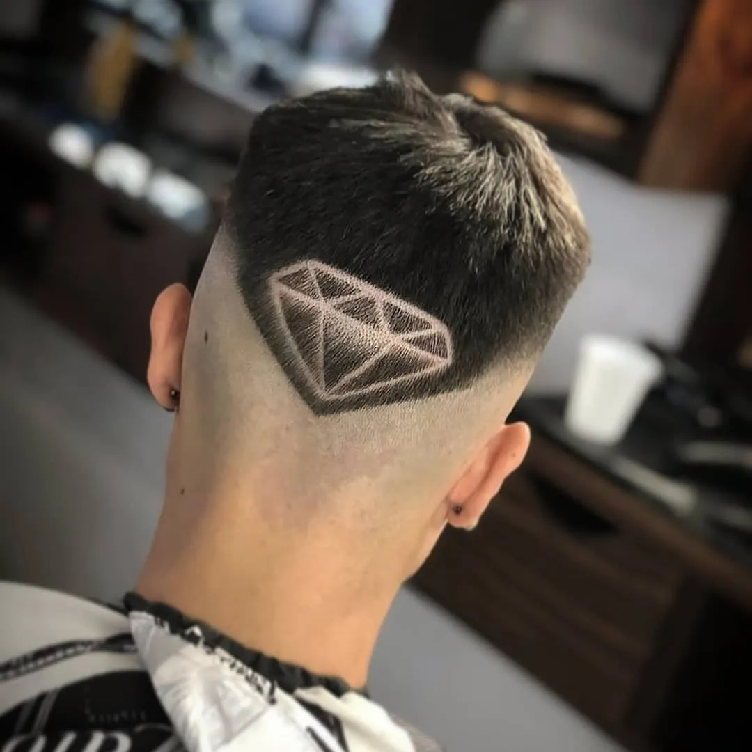 Desvanecido alto visto de espaldas con un diamante grande dibujado en la parte de atrás de la cabeza