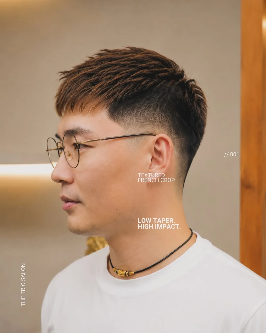 Taper fade bajo con french crop texturizado y fleco corto recto en cabello castaño lacio